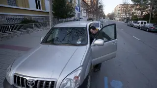 Un usuario colocaba ayer tarde en su coche el tique de la zona azul en la calle Ruiz Jarabo.