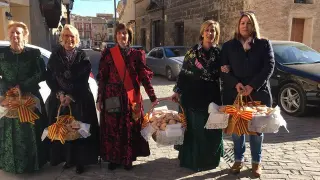 Las mujeres ataviadas con trajes regionales de gala para bendecir las rosquillas