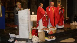 El obispo de la diócesis ha bendecido los bollos dulces realizados en honor a la santa.