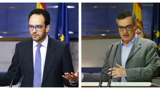 El portavoz del PSOE (izda) y el del Ciudadanos (dcha.) tras la rueda de prensa