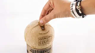 Este agua de coco puede tomarse en su envase natural con abrefácil.