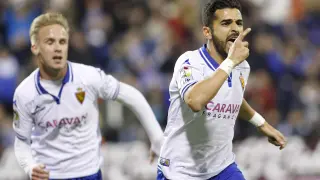 Ángel celebra su gol, perseguido por Sergio Gil