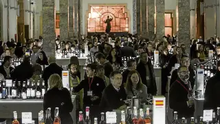 Los asistentes a la Noche de las Garnachas pudieron degustar cientos de vinos.