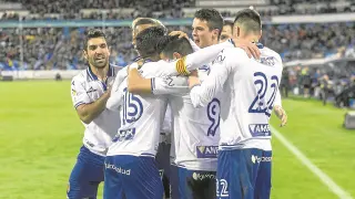 Los jugadores zaragocistas, tras el gol del triunfo frente al Leganés.