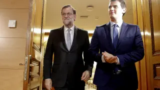 Rajoy y Rivera se reúnen en el Congreso para explorar vías de acuerdo.