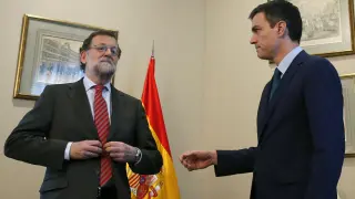 Breve reunión de Rajoy y Sánchez