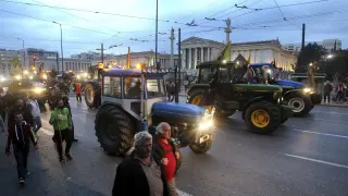 Una veintena de agricultores toman Atenas