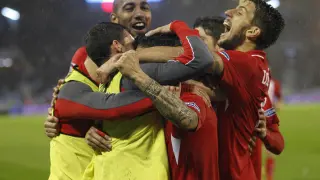 Los jugadores del Sevilla celebran su clasificación para la final de la Copa del Rey.