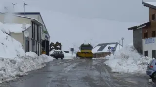 La nieve dificulta la circulación en las carreteras del Pirineo