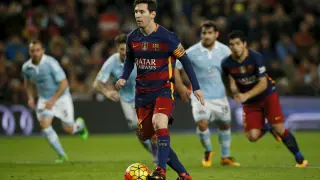 Messi ejecuta el penalti indirecto mientras Suárez corre hacia el balón