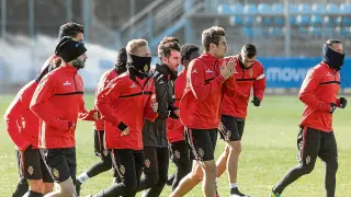 Los futbolistas del Real Zaragoza, en la sesión de entrenamiento de ayer.