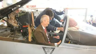 El ministro de Defensa, Pedro Morenés, a bordo de un F-18 durante su visita al Ala 15 en la Base Aérea de Zaragoza.