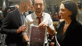 Pablo Iglesias, entre Ignacio Álvarez y Carolina Bescansa, ayer con su propuesta de pacto.