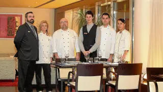 El chef Darío Bueno, en el centro, con el equipo del restaurante del hotel Abba de Huesca.