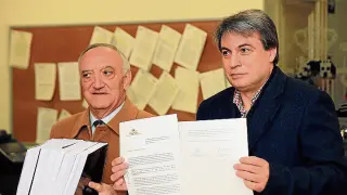 El presidente Policarpo Sánchez derecha y el secretario José Luis Ingelmo, entregaron ayer las firmas en la subdelegación de Salamanca.