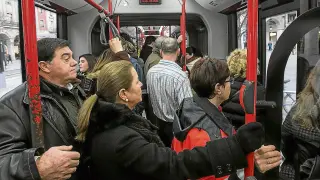Los autobuses como el de la línea 35 en la imagen viajan completamente llenos durante el horario de la huelga.
