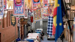 Numerosos pendones y estandartes ya decoran las calles del Casco Histórico de Teruel.