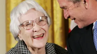 Harper Lee, condecorada con la Medalla de la Libertad por George W. Bush, en 2007