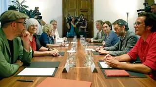 En la imagen, tomada el pasado 4 de septiembre en el Ayuntamiento de Barcelona, se ve a los ocho autodenominados alcaldes 'del cambio', entre ellos Pedro Santisteve (al fondo, a la derecha), junto a Ada Colau, anfitriona del encuentro.