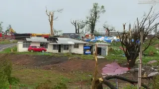Construcciones y árboles derrumbados a causa del ciclón 'Winston'.