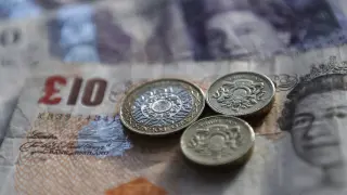 La divisa británica cae un 1,8 % frente al dólar,