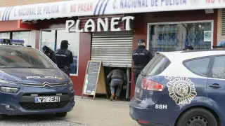 El bar Planet, en Miralbueno, acordonado por la Policía.