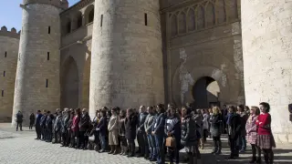Diputados y empleados de las Cortes de Aragón se concentraron ayer a las puertas del palacio de la Aljafería. A. Navarro