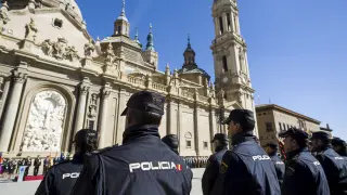 Unos 300 agentes de las unidades de la Jefatura de Policía de Aragón formaron en la plaza.