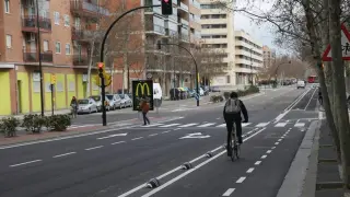 Nuevo carril bici en la avenida Puente del Pilar, abierto hace unos días.
