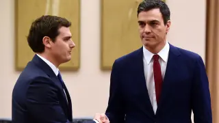 Sánchez y Rivera tras firmar el acuerdo de investidura y legislatura