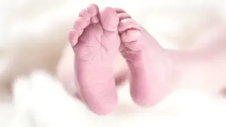 La idea es que la siembra vaginal permita que un bebé nacido por cesárea entre en contacto con las bacterias presentes en la vía del parto vaginal.
