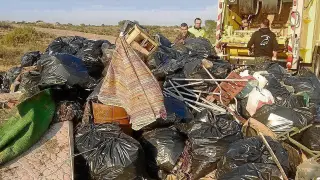 Los desperdicios acumulados son tan numerosos que el pasado fin de semana llenaron en Sástago un camión entero.