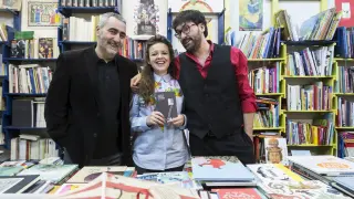 Aloma Rodríguez, acompañada por Rodolfo Notivol y Octavio Gómez Milián, ayer, en la librería Antígona de Zaragoza.