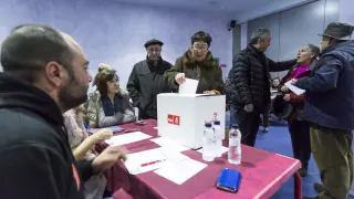 Los militantes zaragozanos acudieron ayer a votar a la sede del PSOE-Aragón.