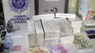 Dinero y material incautado por la Policía durante la desarticulación de una banda que intentaba estafar, mediante el "timo de los billetes tintados".