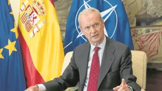 El ministro de Defensa en funciones, Pedro Morenés, en su despacho de Madrid durante la entrevista concedida el pasado jueves.