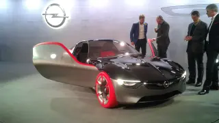 El nuevo vehículo de concepto GT de Opel presentado en la ciudad suiza de Ginebra, ayer.