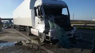 Así quedó uno de los camiones tras el choque.