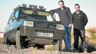 El Fiat Panda 4x4 y sus compañeros de aventura, Jorge Casanova y Diego Gimeno.
