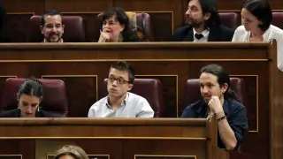 Los diputados de Podemos siguiendo el debate de investidura.