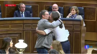 Han celebrado su estreno en la tribuna de oradores del Congreso con un efusivo abrazo y un beso en los labios.