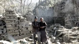 Kanchha y Dolma, junto a su casa derruida por el terremoto de Nepal.