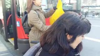 Protesta de dos jóvenes en silla de ruedas, hace unos días, en Zaragoza.