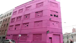 Un edificio de la calle Jaén de Bilbao ya luce de color magenta.