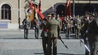 El general Luis Lanchares (con fajín rojo) recibe la bandera del coronel Gaitán en la Academia.