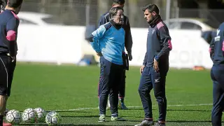 Juan Antonio Anquela charla durante un entrenamiento con Fran Mérida.