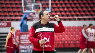El entrenador del CAI Zaragoza, Andreu Casadevall, durante un entrenamiento en el pabellón Príncipe Felipe.