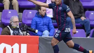 Darwin Machís celebra el gol que le dio la victoria al Huesca el pasado domingo ante el Valladolid.