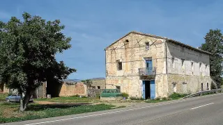 La venta de Santiago, en Santa Eulalia, se mantiene en pie junto a la carretera N-234 (Sagunto-Burgos).