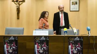 La concejal Arantza Gracia y el presidente de la Junta, Mariano Julve, ayer, en la Casa de la Iglesia.
